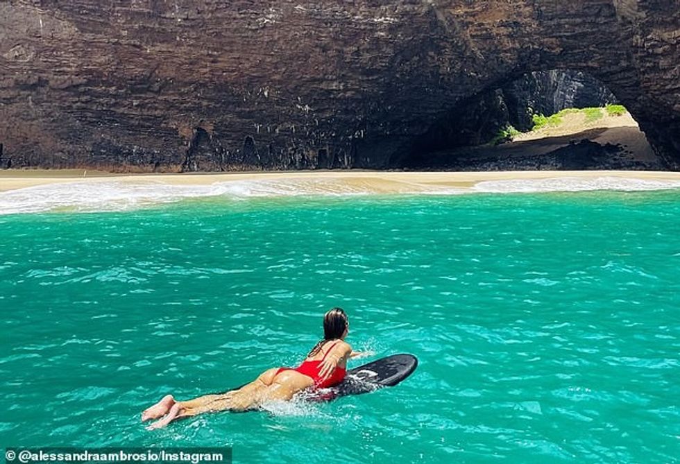 Modelja, 43 vjeçe, shfaqi formën e saj të përshtatshme në postë, e cila kishte një dekolte të thellë dhe një fund me tanga me prerje të lartë.