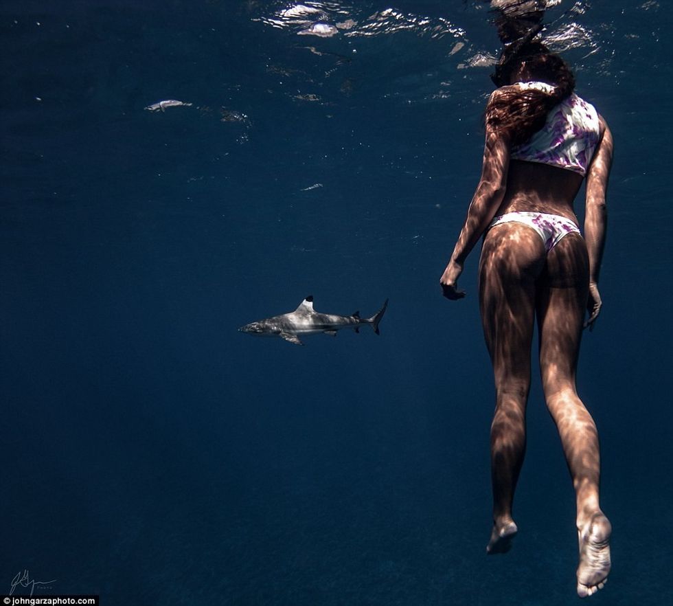 Modelja pozon e zhveshur pranë gjallesave të frikshme të detit foto 3