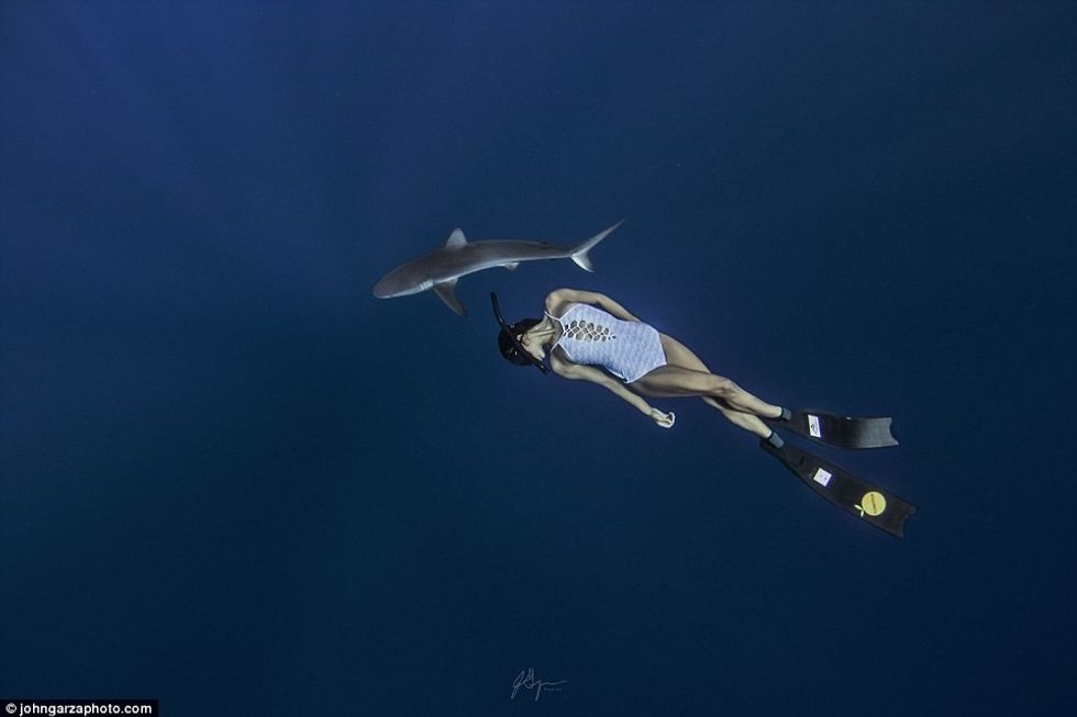 Modelja pozon e zhveshur pranë gjallesave të frikshme të detit foto 9