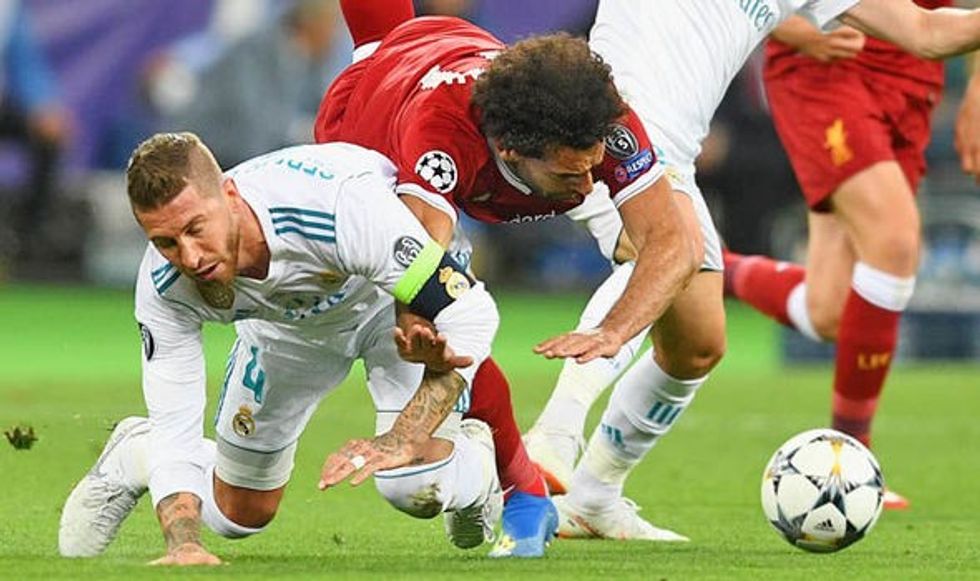 Mohamed Salah was forced off with a shoulder injury after a tackle from Sergio Ramos 965649