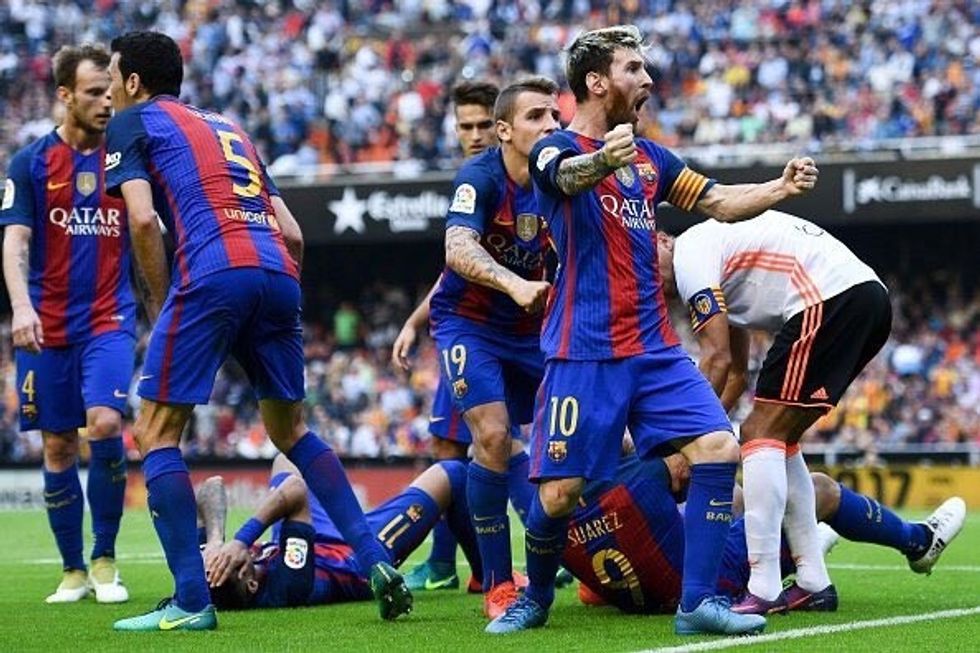 Momenti duke festuar para tifozëve të Valencias pasi ata u sulmuan me shishe të plastikës.