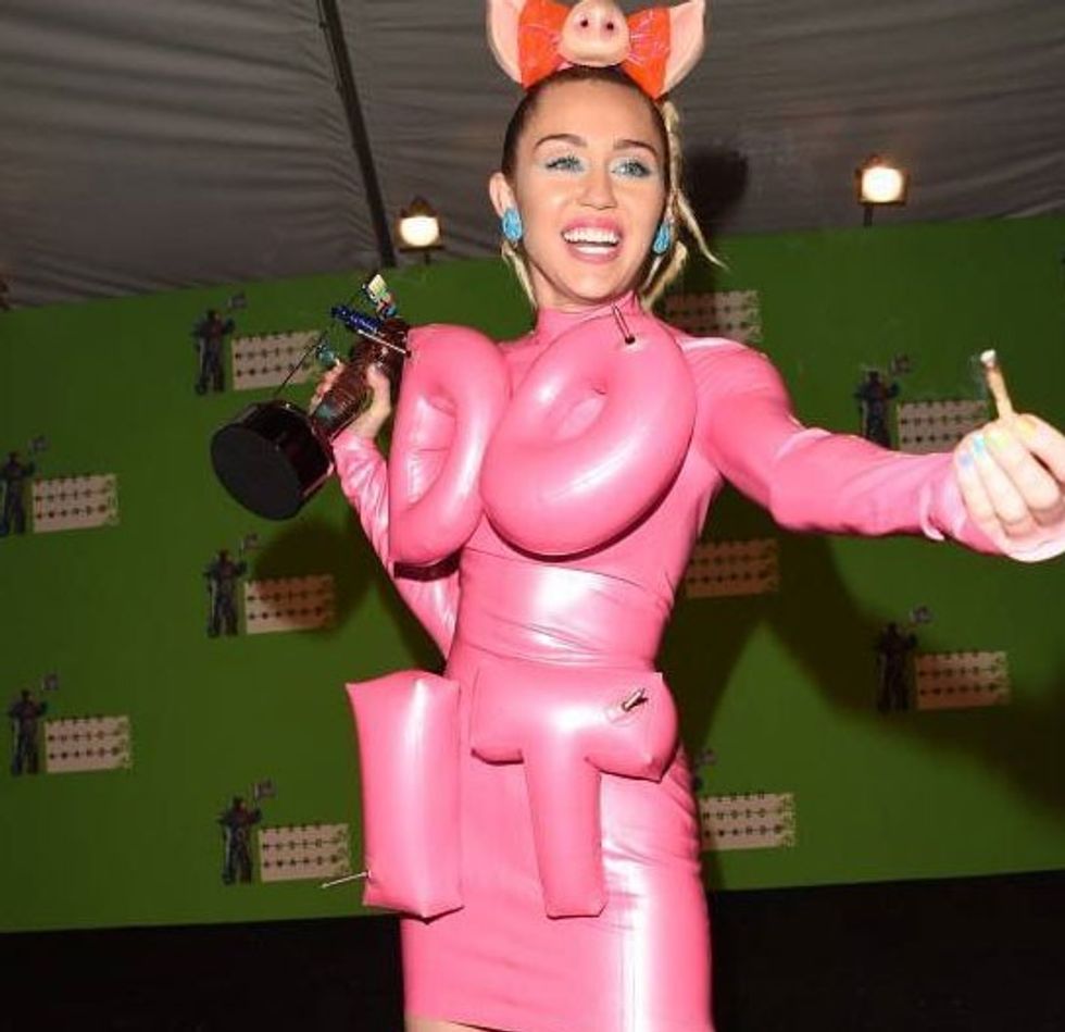 Momenti kur u ofroi gazetarëve marihuanë.