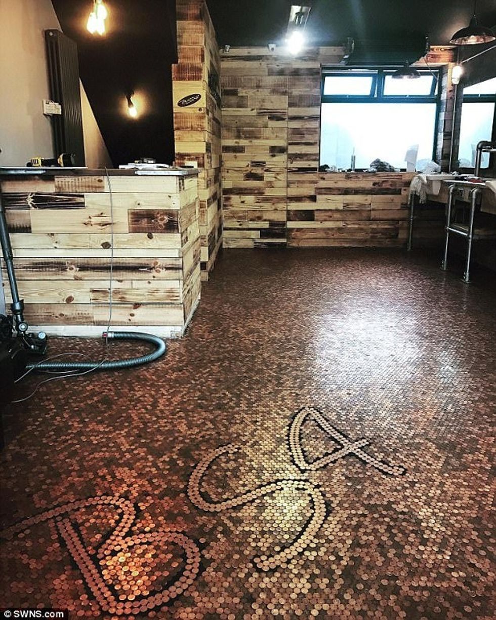 Monedhat e imta nga pagesat i shfrytezoi per rregullimin e dyshemese se sallonit foto 2