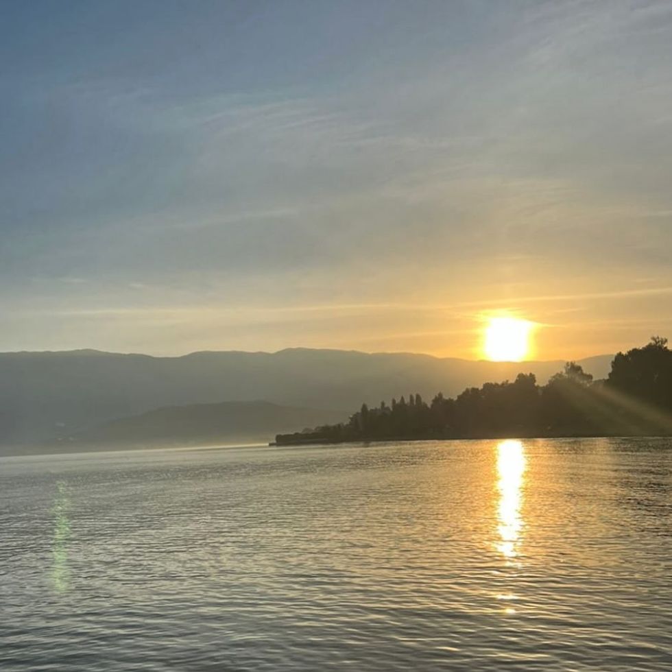 Moti në Shqipëri, diell dhe reshje të dobëta shiu