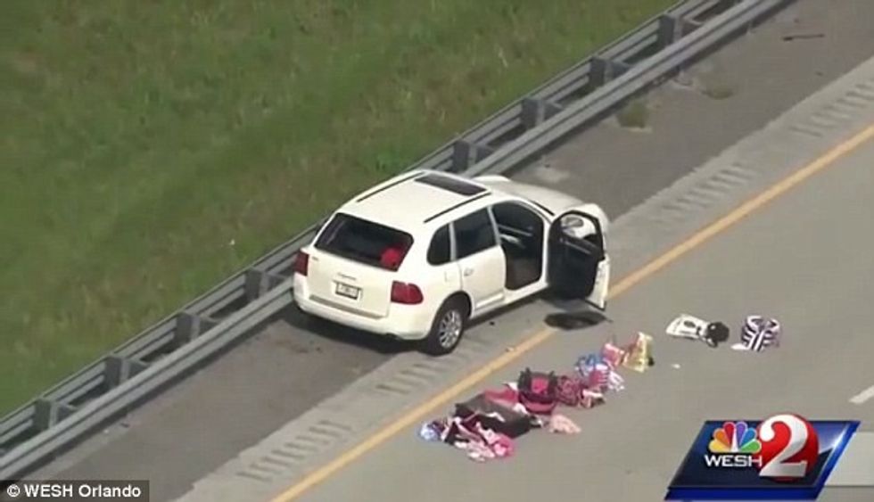 Motori i Porsche Cayenne ka leshuar gazra qe kane qene ftale per shoferen dhe vajzen e saj foto 2