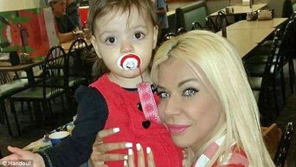 Motori i Porsche Cayenne ka leshuar gazra qe kane qene ftale per shoferen dhe vajzen e saj foto 6