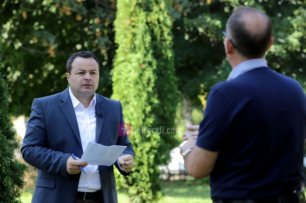 Muhamet Hajrullahu intervista me Lul Raka foto Ridvan Slivova 5