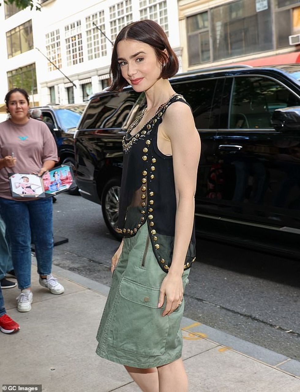 Multihifenate, 35 - e cila ka qenë e zënë me promovimin e Emily të Netflix në Paris - ngacmoi barkun e saj të tonifikuar me sytjena sportive të zeza dhe bluzë të pastër rrjetë me detaje ari