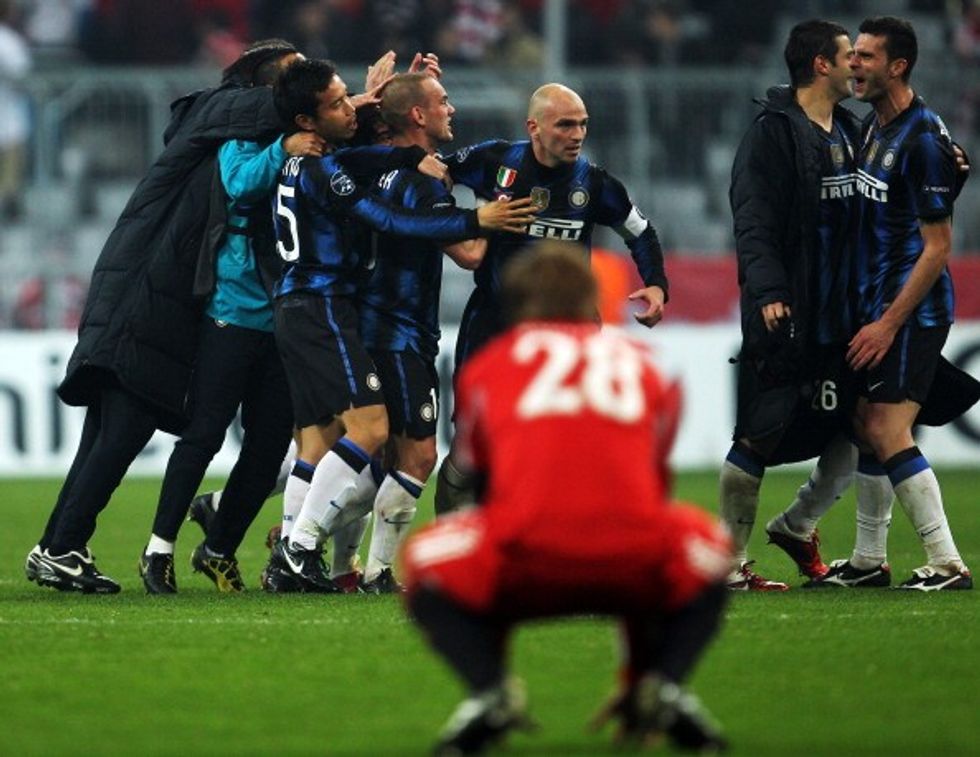 MUNICH, GERMANY - MARCH 15: Wesley Snijder and Esteban Cambiasso of Milan celebrate with team mates after winning the UEFA Champions League round of 16 second leg match between FC Bayern Muenchen and Inter Milan at Allianz Arena on March 15, 2011 in Munich, Germany. (Photo by Lars Baron/Bongarts/Getty Images)