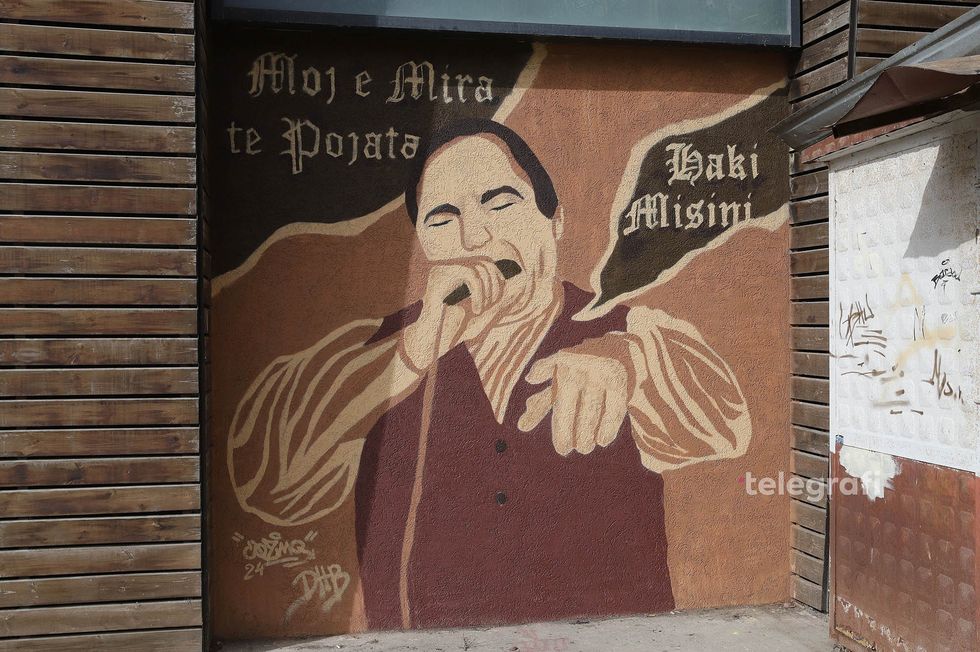 Muralet ne muret e palestres sportive Mitrovice Figurat ikonike te kultures e sportit foto Ridvan Slivova 10