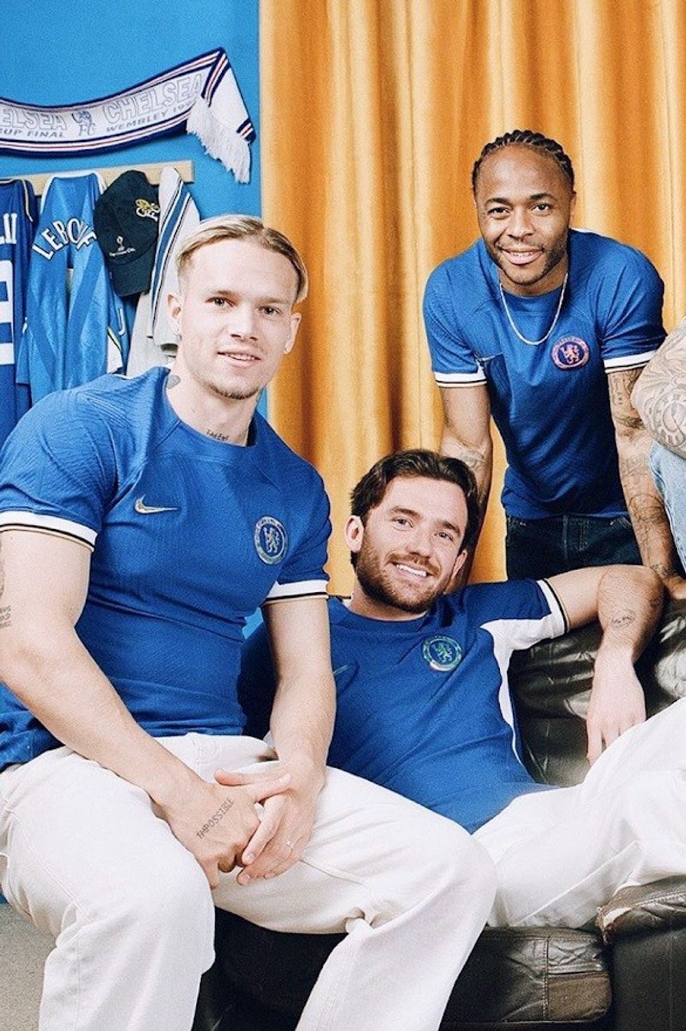 Mykhailo Mudryk dukej i emocionuar teksa modelonte fanellën e re të Chelseat