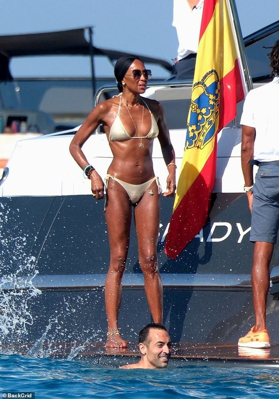 Naomi Campbell e veshur me bikini shijoi një udhëtim luksoz me jaht gjatë pushimeve të vajzave të tyre në Ibiza të hënën.