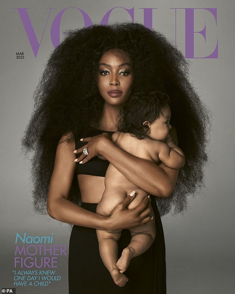 Naomi Campbell ka konfirmuar se i ka mirëpritur të dy fëmijët e saj përmes një surrogate pasi u bë nënë për herë të parë në vitin 2021 në moshën 50-vjeçare dhe pozoi me të porsalindurin në kopertinën e Vogue.