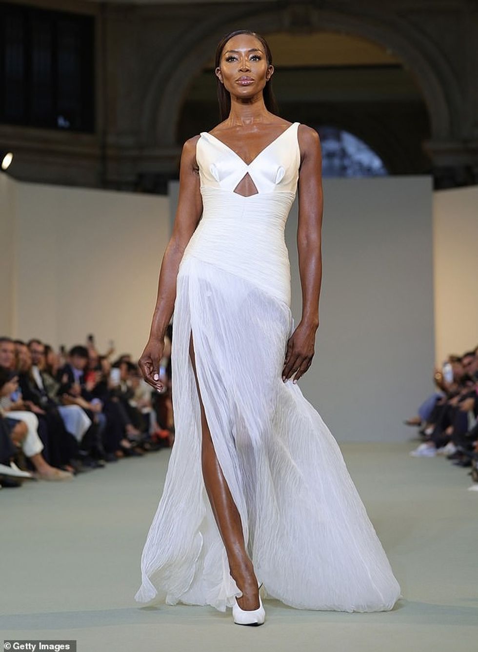 Naomi kishte veshur një gamë magjepsëse grimi dhe nuk zgjodhi asnjë bizhuteri