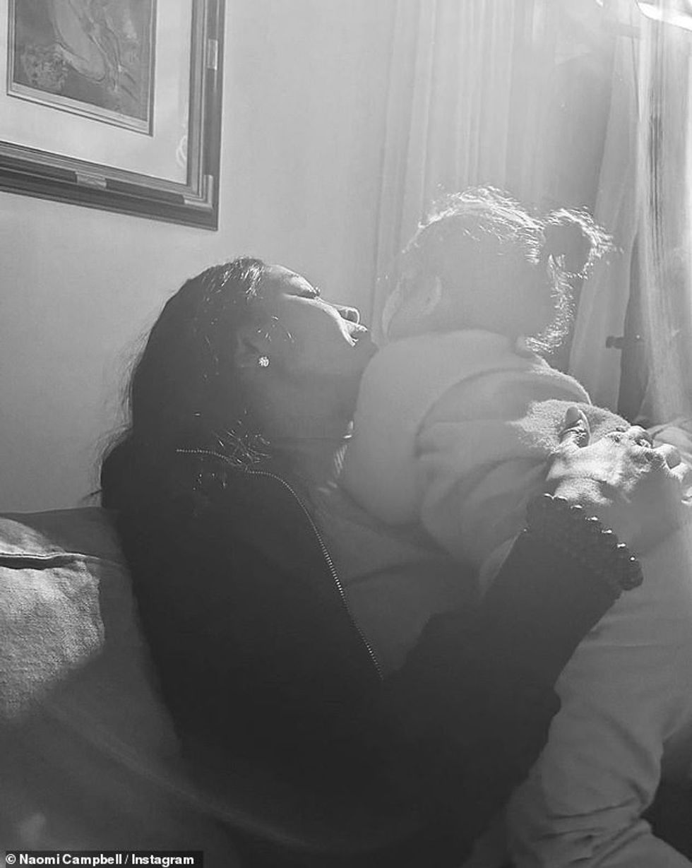 Naomi shkoi në Instagramin e saj për të ndarë një foto të adhurueshme me vajzën e saj për ditën e nënave