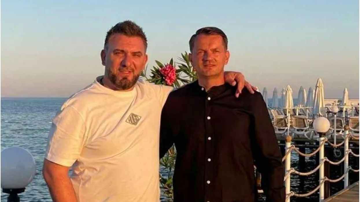 Aktori Naser Rafuna përkrah asamblistin e LDK-së në Deçan, Kaltrim Ukëhaxhaj