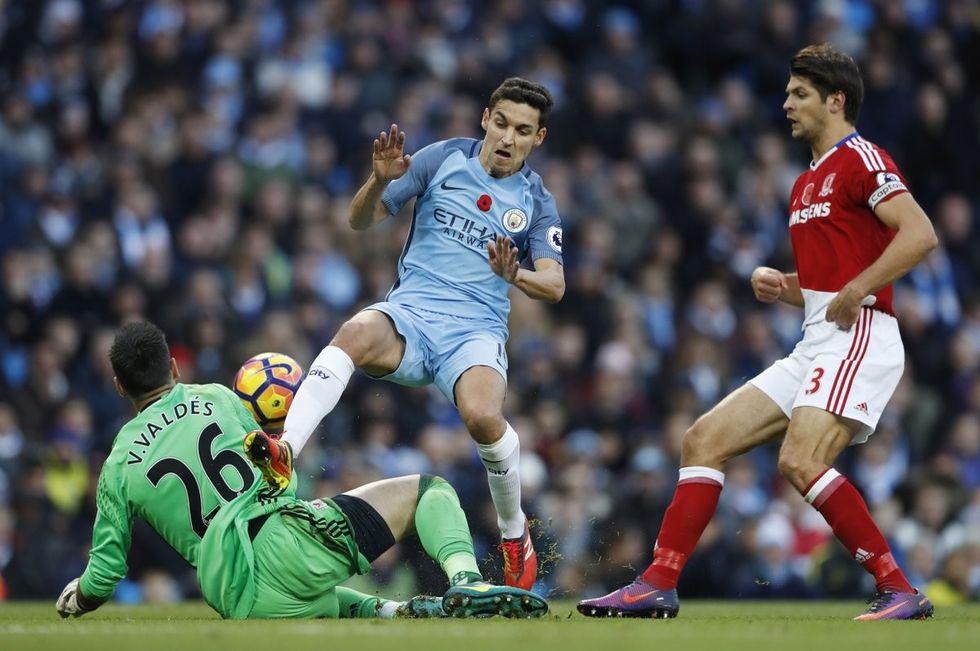 Navas në tentim për të gjuajtur në portë rroki këmbën e bashkëkombësit të tij.