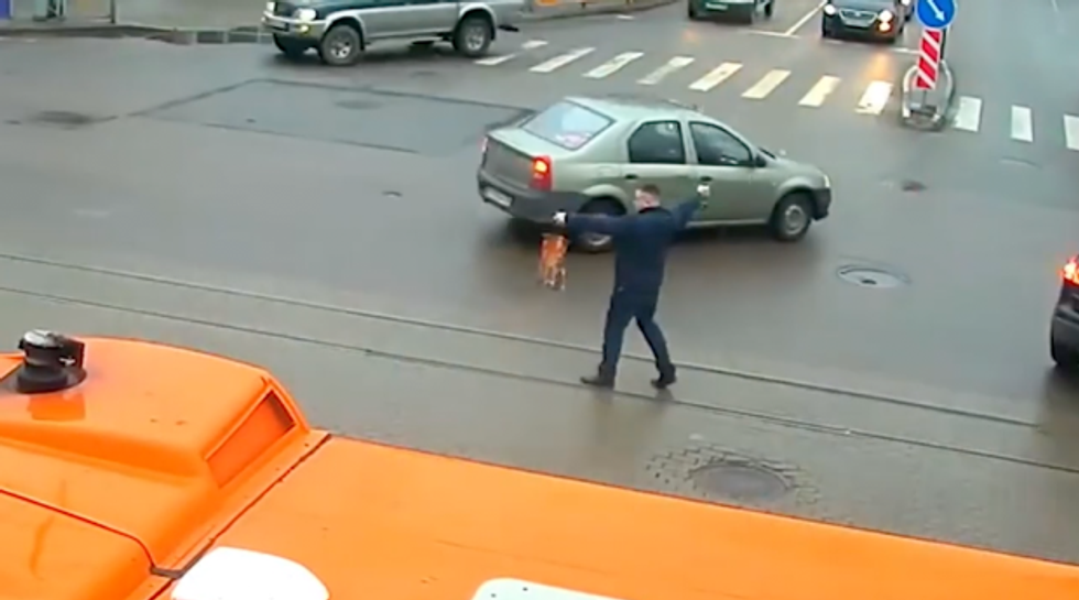 Ndalohet i dehuri që provoi të drejtonte trafikun sikur të ishte polic foto 2