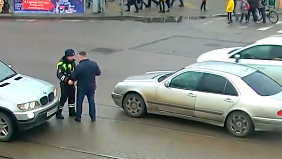 Ndalohet i dehuri që provoi të drejtonte trafikun sikur të ishte polic foto 3