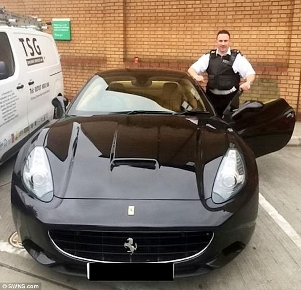 Ndalohet i riu që bënte xhiro me Ferrari pa sigurim dhe autorizim nga prinderit foto 2