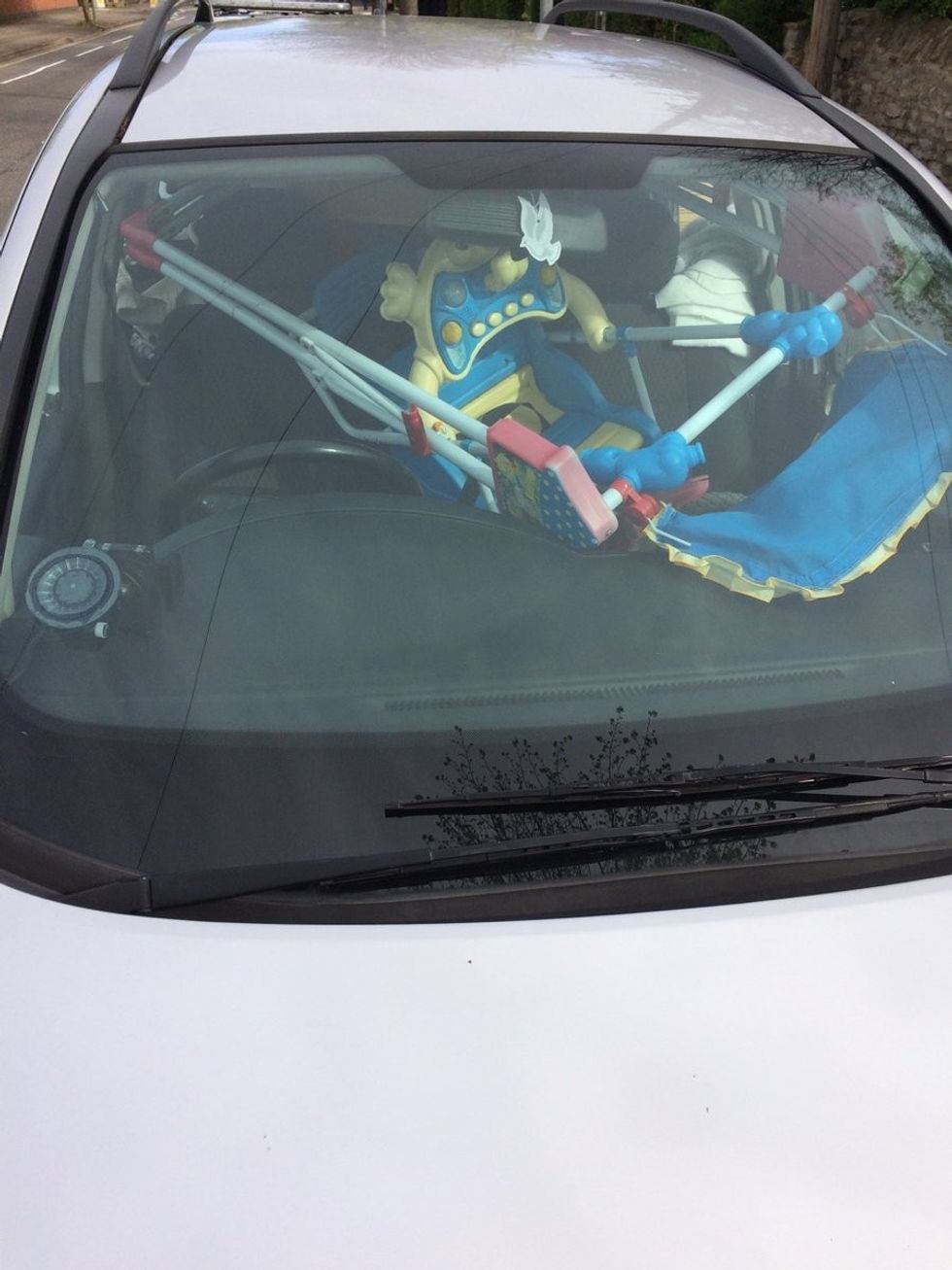 Ndalohet shoferja që voziste me kokën e futur në karrige fëmijësh foto 2