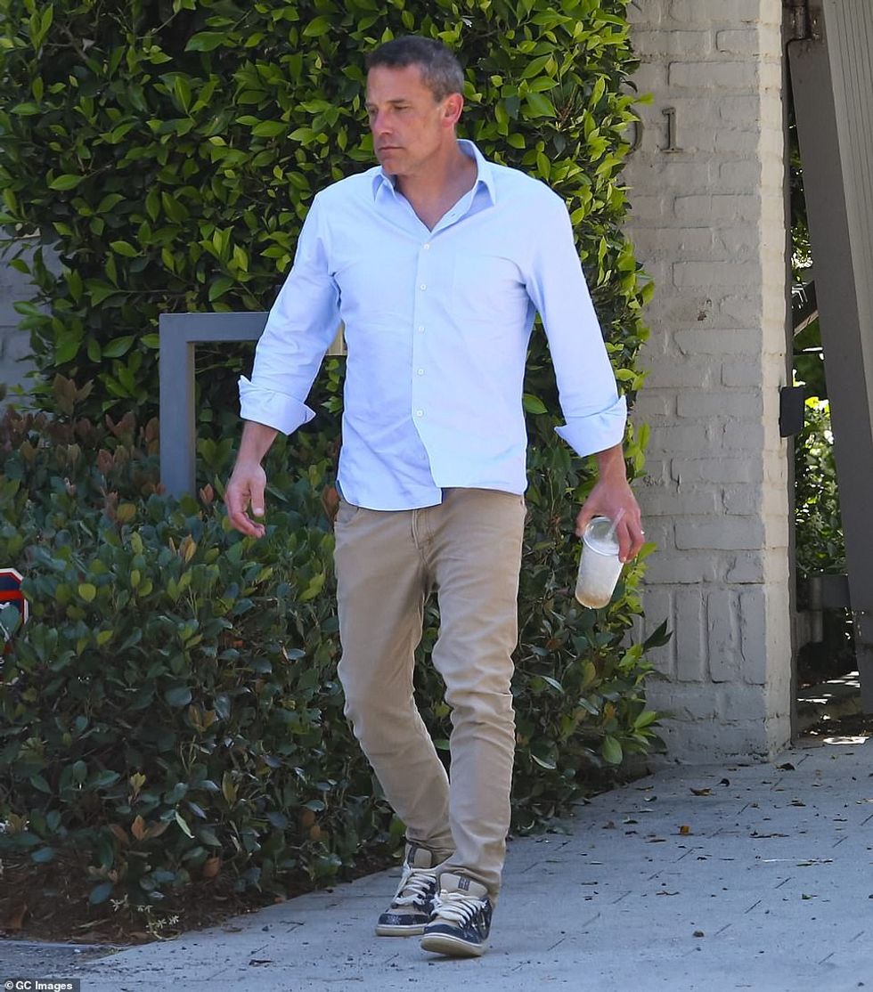 Ndërkohë, Affleck ka qenë në Los Angeles me tre fëmijët që ndan me ish-bashkëshorten e tij Jennifer Garner: ata janë Violet, Fin dhe Samuel. Parë më 13 qershor në LA