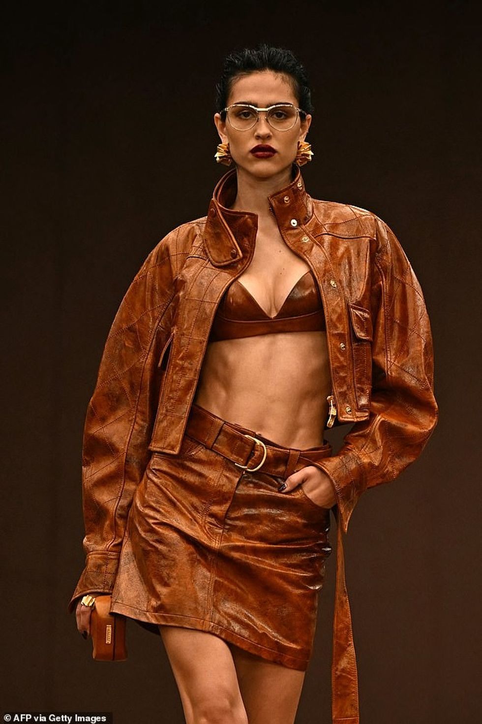 Ndërkohë, Amelia, 23 vjeçe, shfaqi barkun e saj tepër të tonifikuar me një bralet lëkure të vockël ngjyrë kafe, ndërsa ajo gjithashtu shfaqi ofertën më të fundit të Ferrarit