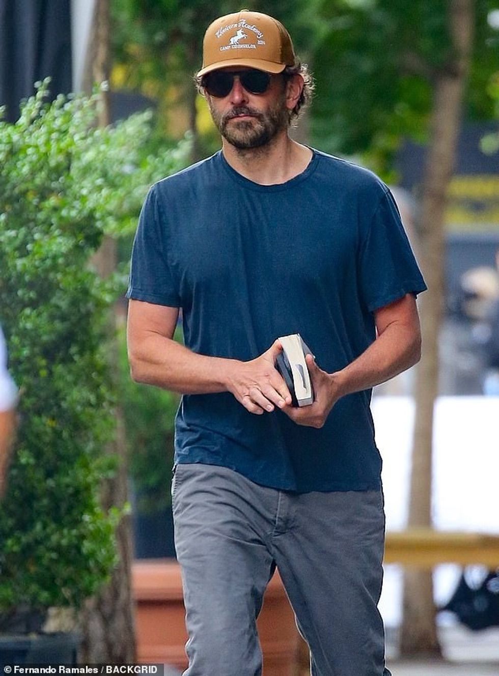 Ndërkohë Bradley, i cili jeton pranë Irina-s në Greenwich Village për të lehtësuar marrëveshjen e tyre si prindër, u pa i vetëm në të njëjtën ditë