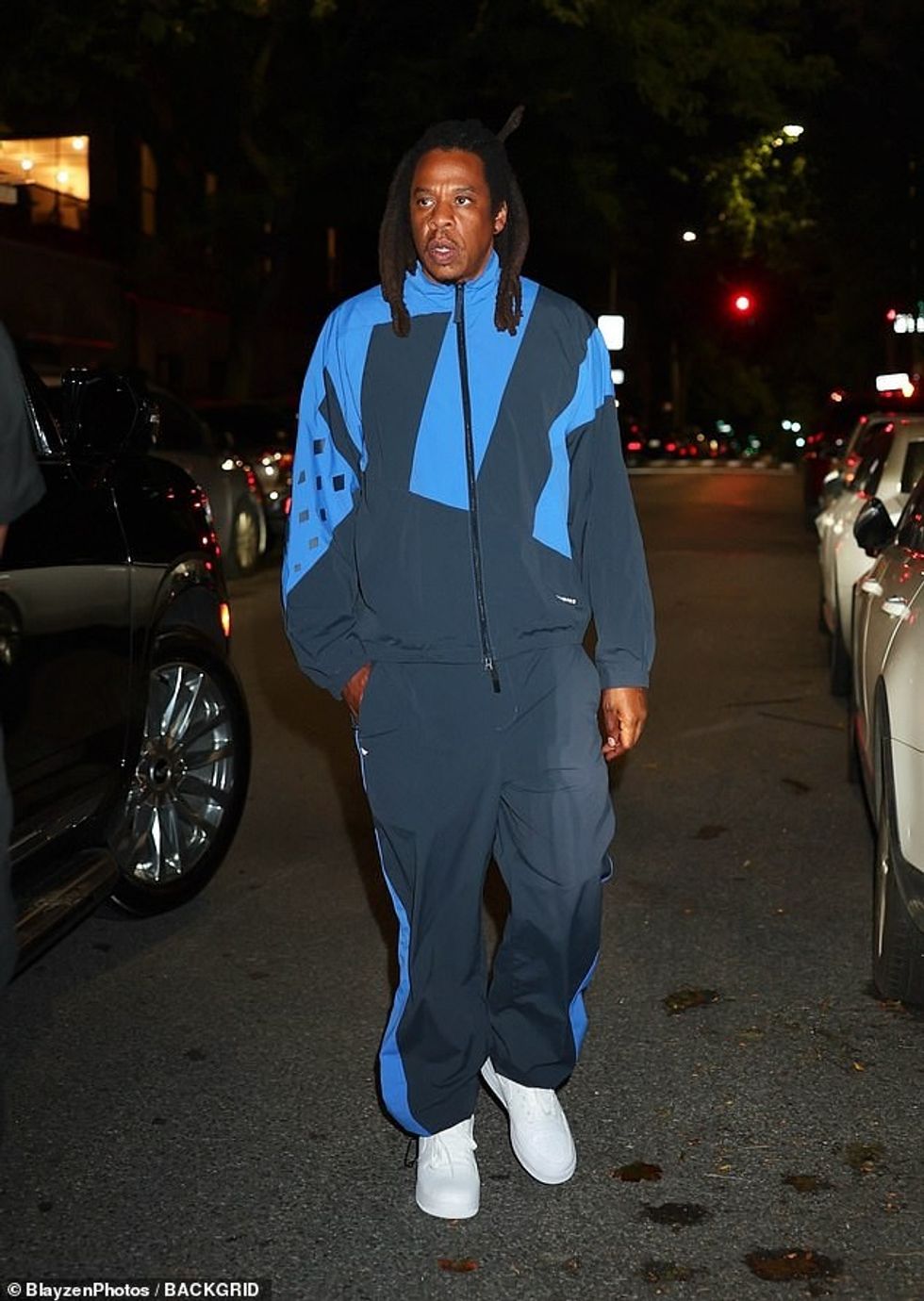 Ndërkohë Jay-Z ka prerë një figurë sportive me një tuta blu dhe të zezë. Producenti muzikor e kishte kaluar mbrëmjen në pop-up të klubit të tij 40/40 përpara se të shijonte kohën me gruan e tij