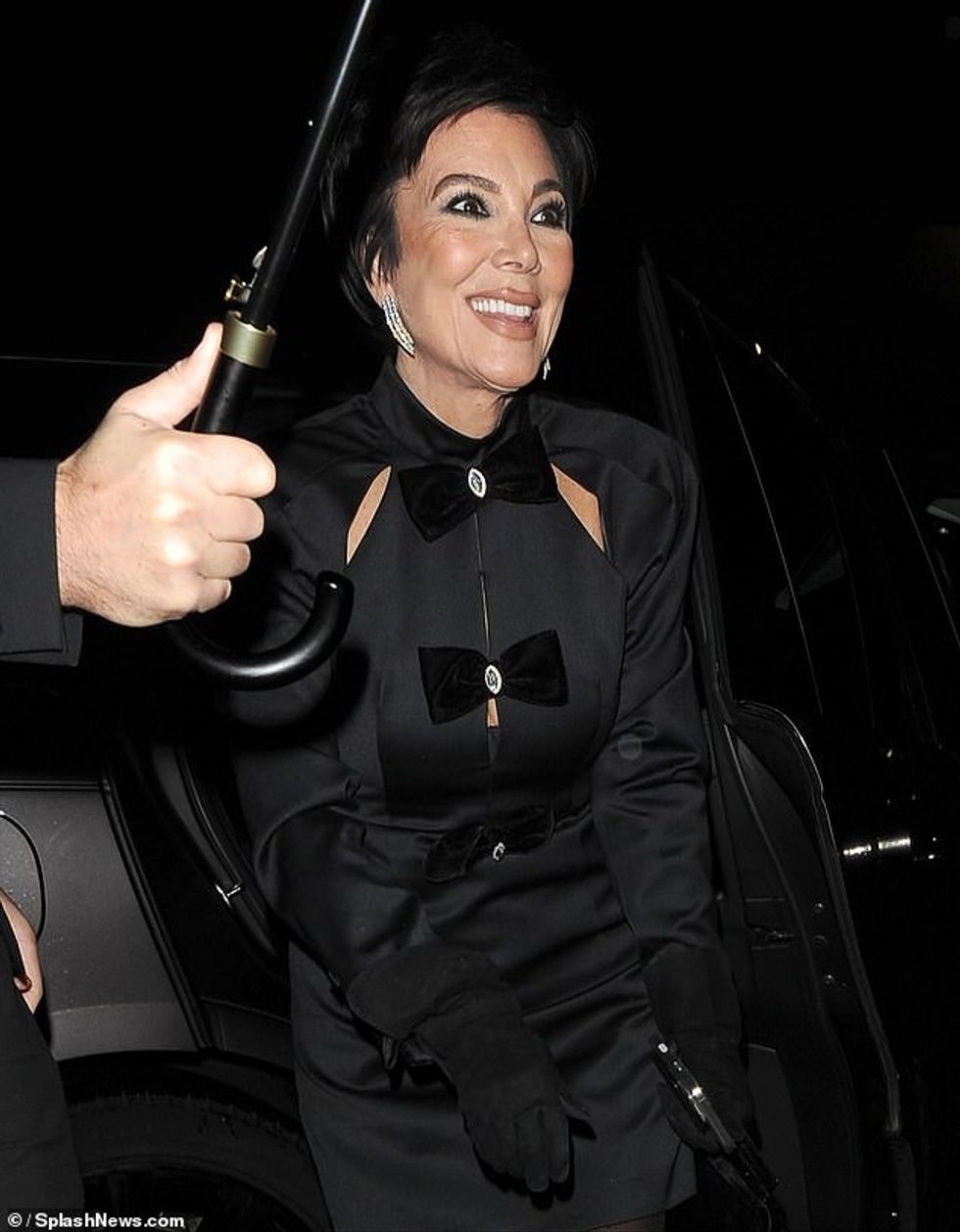 Ndërkohë, Kris, 69 vjeç, dukej mahnitëse me një fustan të zi elegant mini saten, të stolisur me tre harqe në qendër.