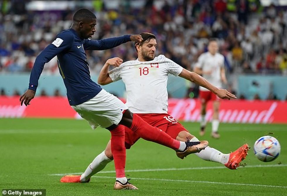 Ndërkohë në të djathtë, Ousmane Dembele (majtas) balancon bukur skuadrën e Francës