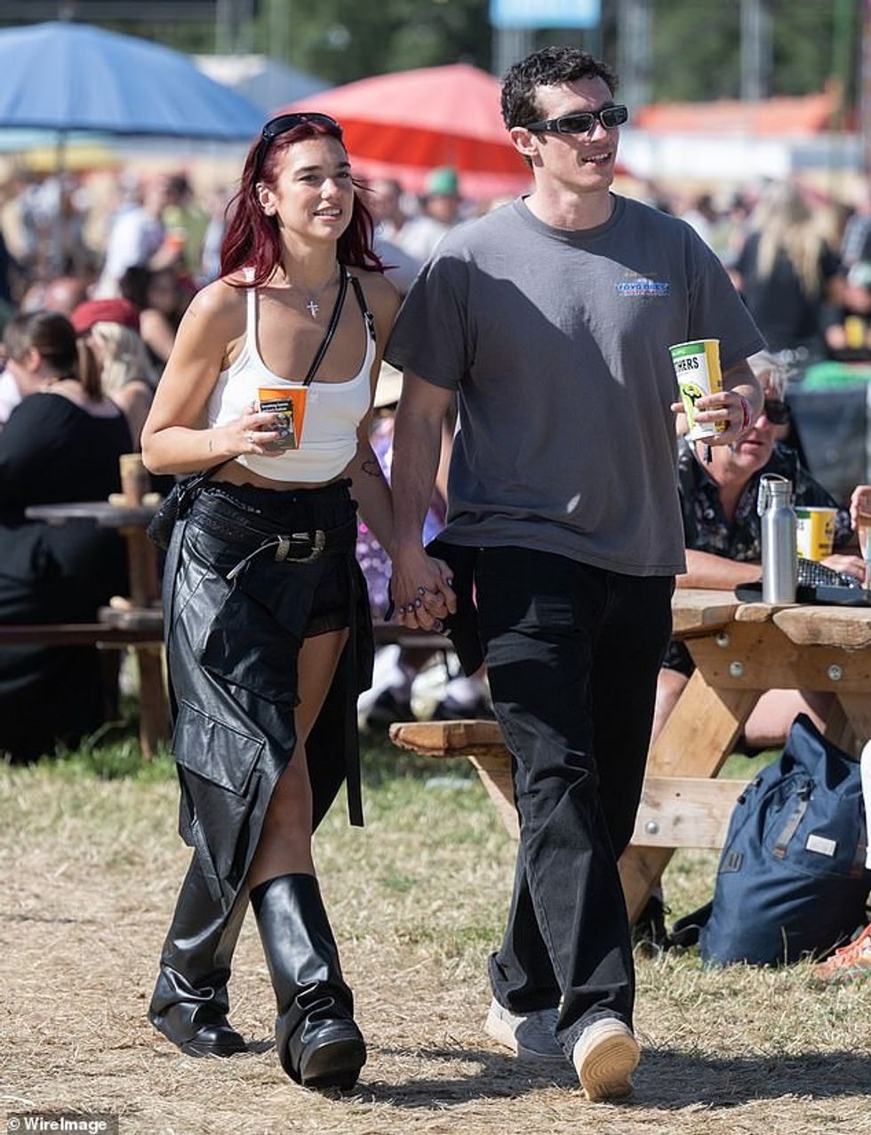 Ndërsa bukuroshja mbështillte një fund lëkure rreth pantallonave të shkurtra dhe kishte veshur një palë çizme lëkure që të përputheshin