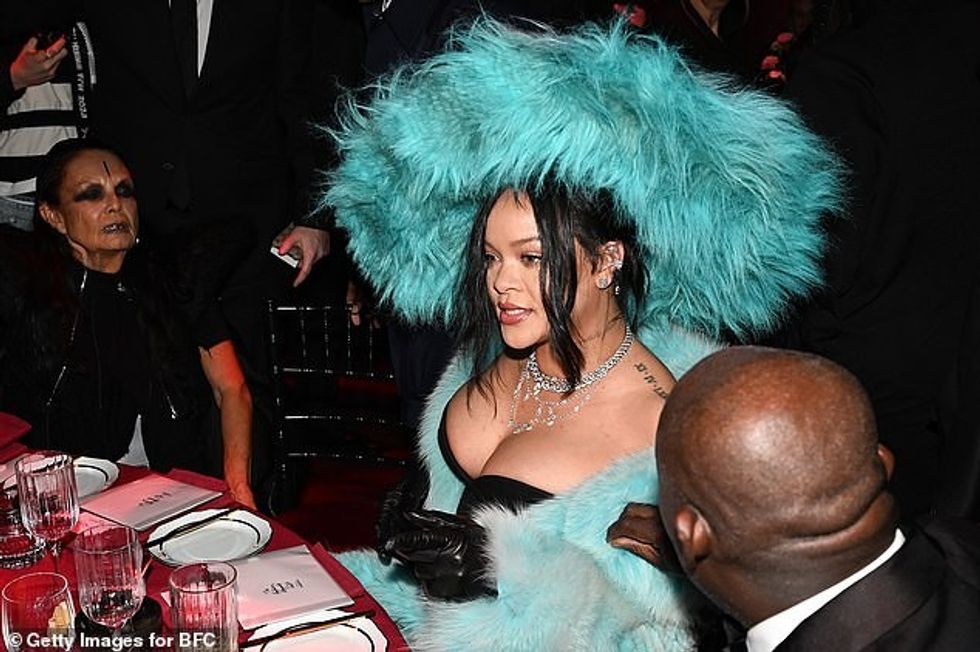 Ndërsa krijuesja e hiteve shtoi një palë doreza lëkure të zeza për mbrëmjen dhe i dha pamjes së saj një magjepsës shtesë me një sërë gjerdanësh me shtresa diamanti