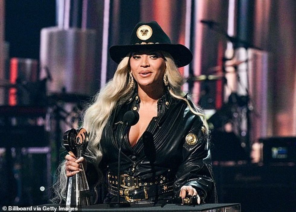 Ndërsa merrte pjesë në iHeartRadio Music Awards 2024 në prill (shih më lart), ajo mori çmimin Innovator dhe adresoi reagimin që mori