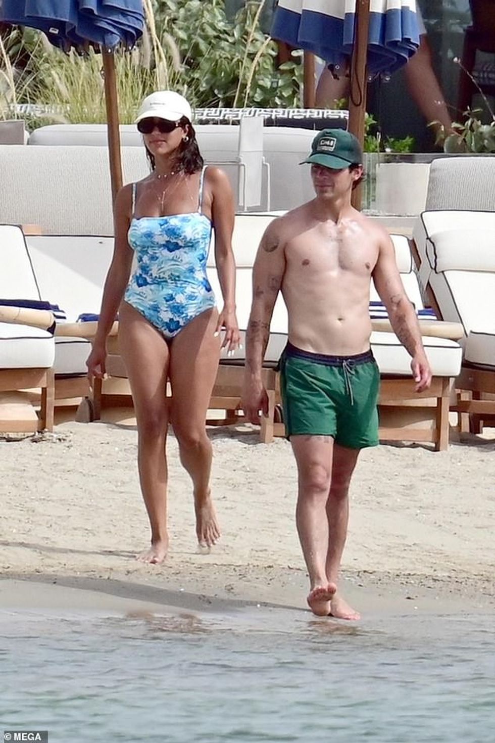 Ndërsa po zhytej në mot të nxehtë, Joe kishte një kapele jeshile për të mbrojtur kokën nga dielli