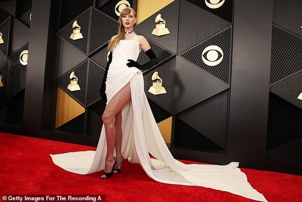 Ndërsa Taylor Swift vazhdon turneun e Eras në Paris, këngëtarja e ka gjetur veten në krye të listave të albumeve për të tretën javë radhazi.