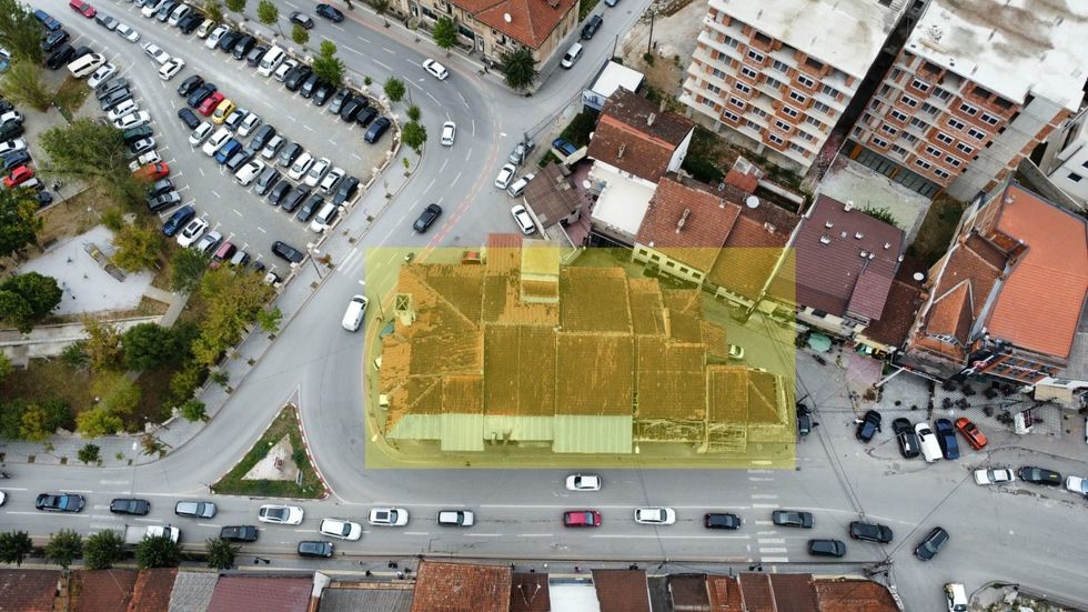 ndertesa e ish lirise dhe parkingu