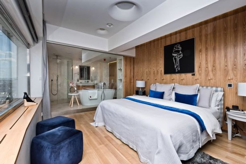 Në antenën e lartë televizive ndërtohet dhomë luksoze për turistë foto 4