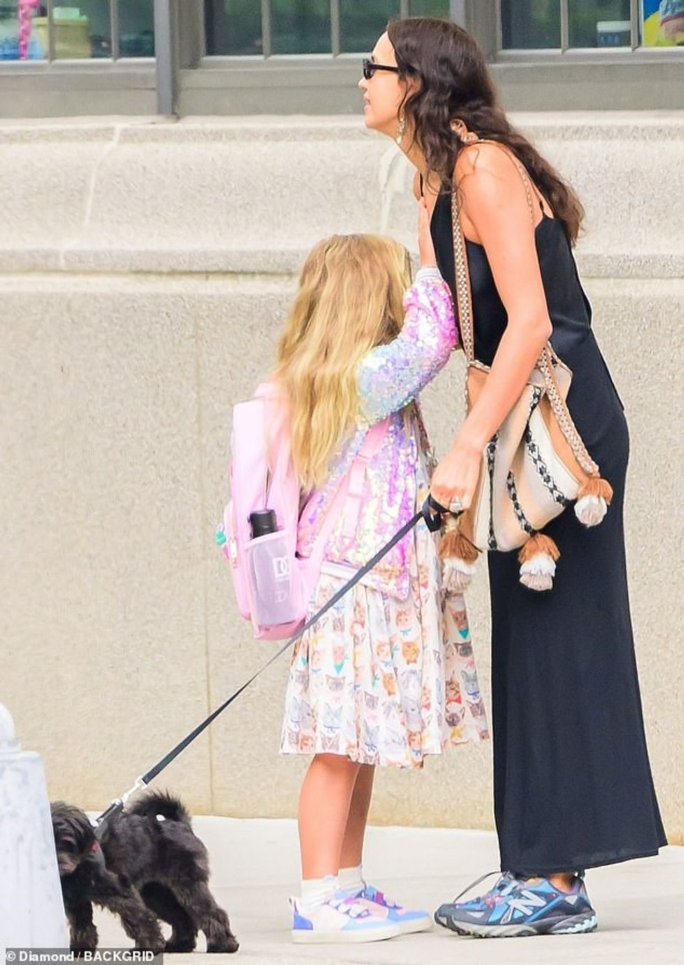 Në fakt ajo dhe Bradley janë bashkëprindër aq të afërt saqë janë siguruar që të jetojnë vetëm disa blloqe larg në Greenwich Village për të rritur vajzën e tyre.