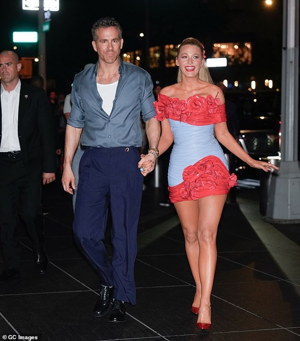 Në festë, Blake tërhoqi vëmendjen me një mini fustan latex blu dhe të kuq me detaje dramatike me lule në formën e trëndafilave të strukturuar.