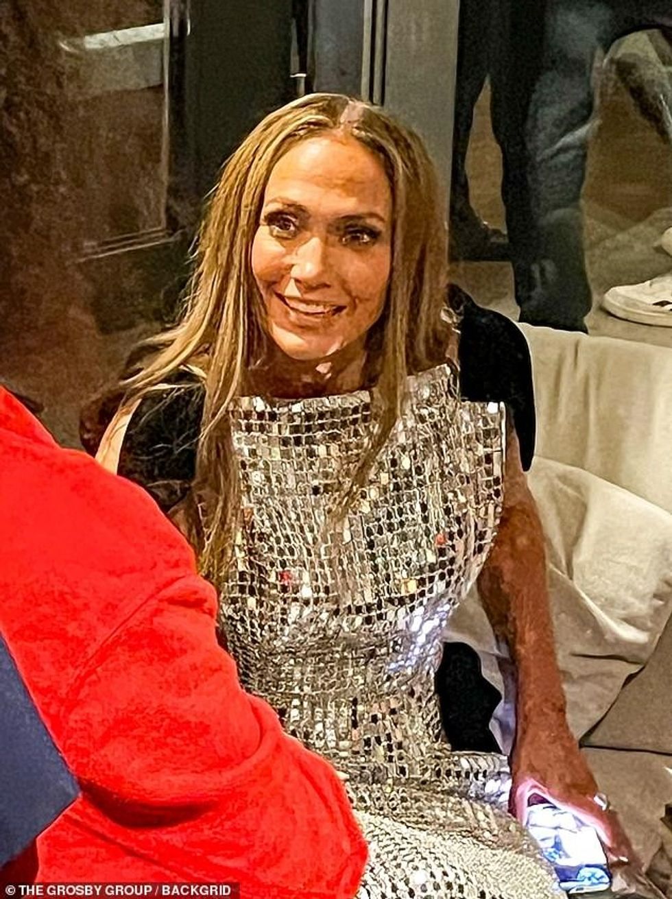 Në fillim të kësaj vere, një burim komentoi faktin se këngëtarja Let's Get Loud kaloi muaj duke u përpjekur të shpëtonte lidhjen e saj, por në fund ajo nuk mundi ta kapërcejë 'errësirën' në të.