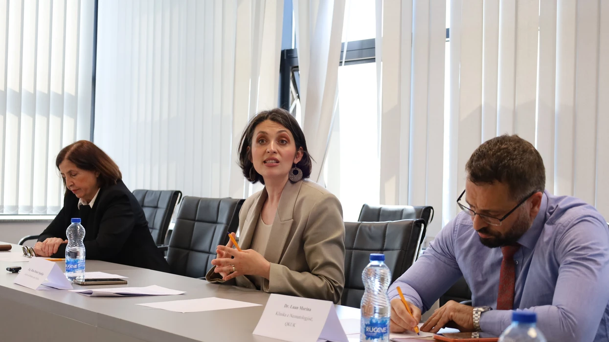 AMC organizon tryezën e rrumbullakët për forcimin e kujdesit dhe transportit neonatal në Kosovë