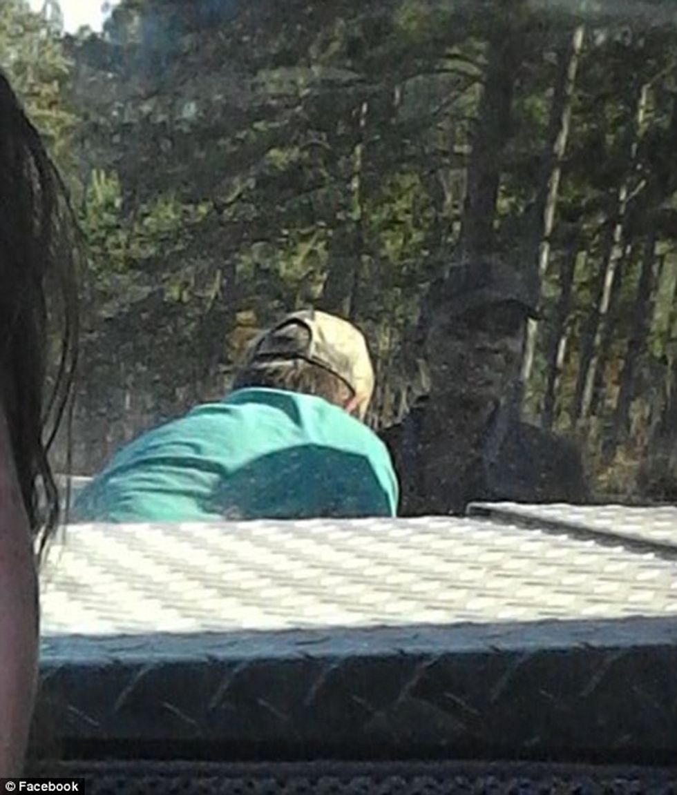 Në fotografinë që e bëri gjatë shëtitjes i shfaqet edhe nje siluete e frikshme foto 2