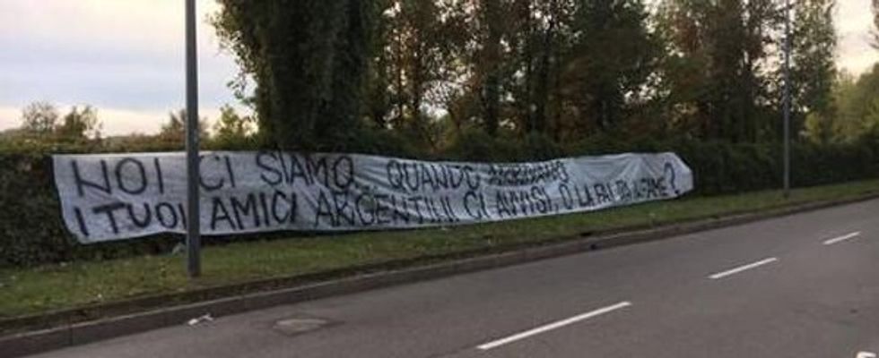 “Ne jemi këtu… Kur do të arrijnë miqtë tu argjentinas, a do të na paralajmërosh apo do ta bësh si frikacak?”.