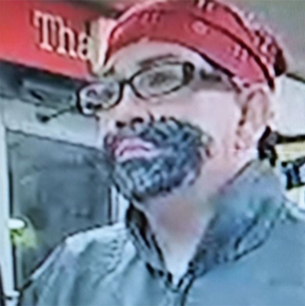 Në kërkim të personit me mjekër të vizatuar qe plaçkiti ne pompen e benzines foto