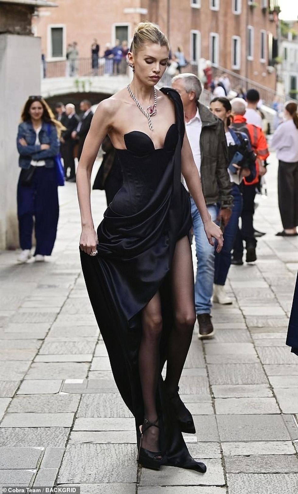 Në këtë event ishte edhe modelja Stella Maxwell, 34 vjeçe, e cila kishte veshur një fustan të zi në stilin e korsesë me triko të tejdukshëm.