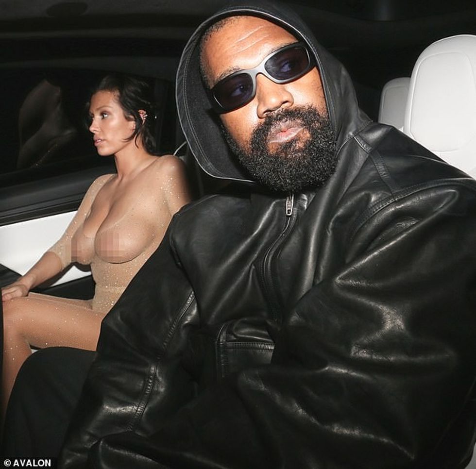 Në modën e saj tipike, Censori modeloi një veshje rrjetë me ngjyrë nudo, të mbuluar me gurë që ekspozonte gjoksin e saj të bollshëm