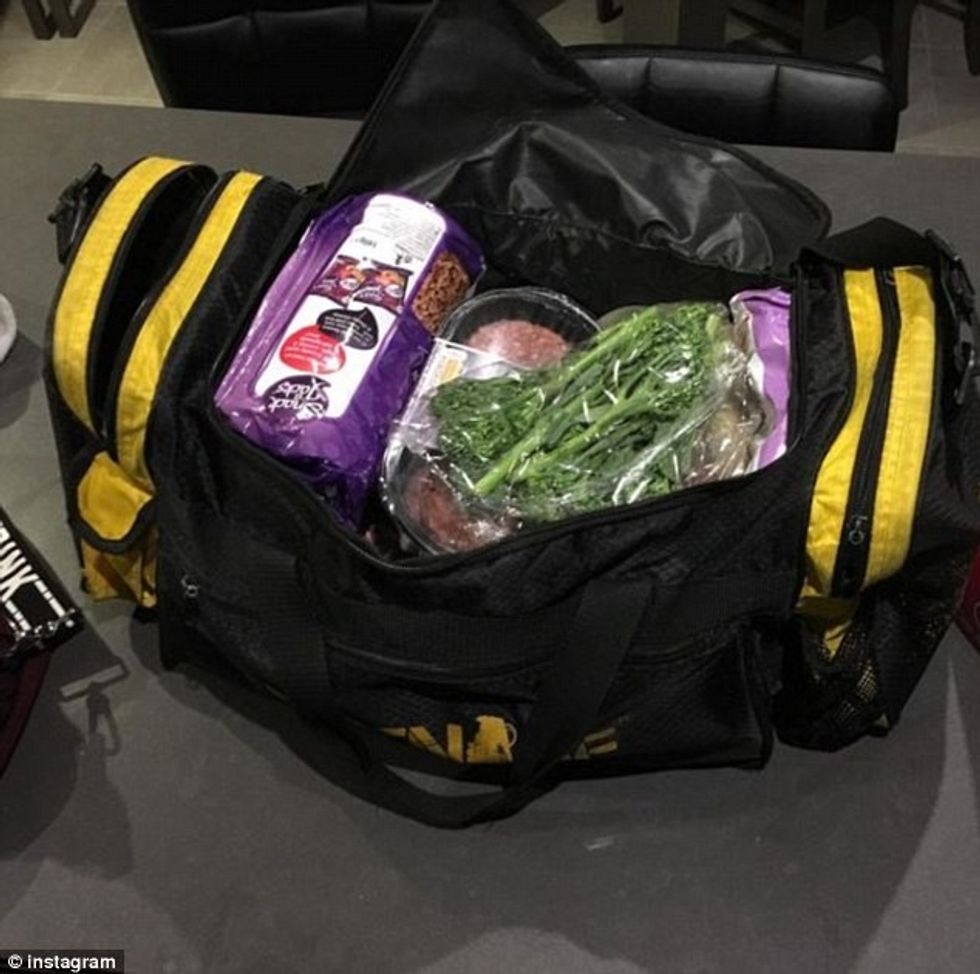 Në mungesë të qeses bleresit i bartin mallrat ne menyra te ndryshme foto 2