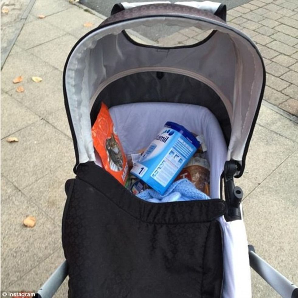 Në mungesë të qeses bleresit i bartin mallrat ne menyra te ndryshme foto 3