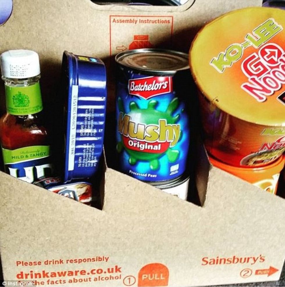 Në mungesë të qeses bleresit i bartin mallrat ne menyra te ndryshme foto 4